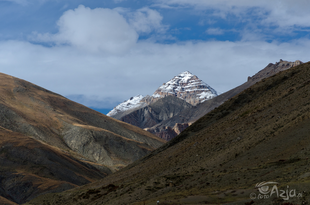 Dzień 16: Widok na jeden z okolicznych szczytów z przełęczy Chhoila La North (5080m)